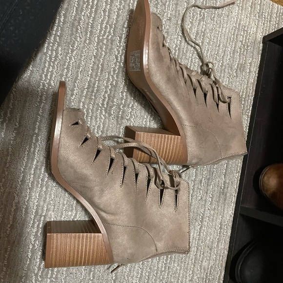 Ankle boots zip and tie up - brand new - size 7 - Picture 2 of 6